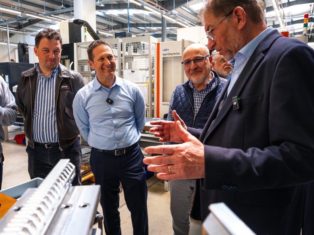 NEWS.ro: Compania americană Sig Sauer, interesată de parteneriate cu producătorii români din domeniul apărării/ Directorul executiv al gigantului american, în vizită la Cugir, polul industriei româneşti de apărare