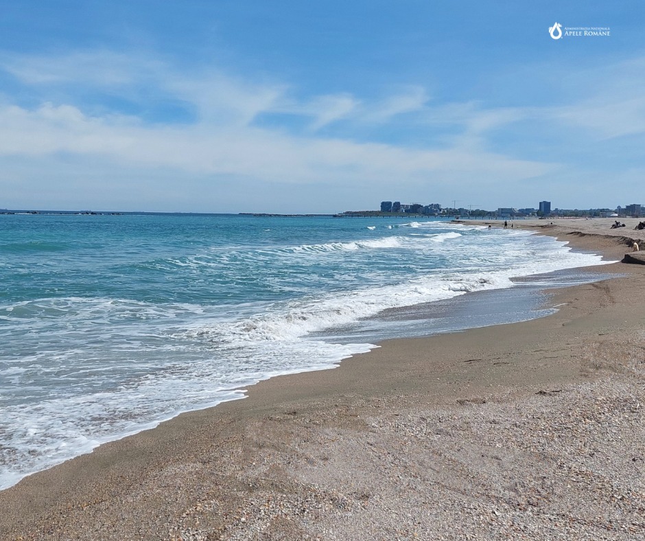 NEWS.ro: Componente metalice, eşuate pe plaja din Mamaia, găsite de poliţiştii de frontieră / Se fac cercetări pentru stabilirea provenienţei acestora