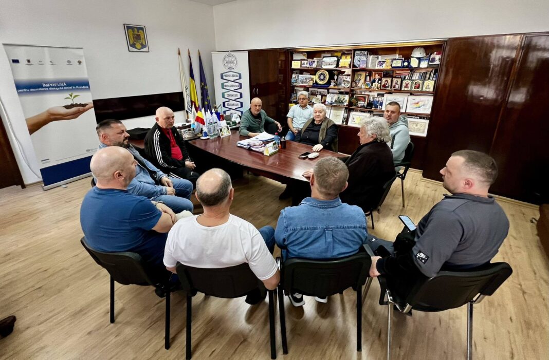 NEWS.ro: Confederaţia Sindicală MERIDIAN cere intervenţia Guvernului şi a Ministerului Energiei, pentru ca minerii din Valea Jiului să-şi primească primele de Paşte, conform Contractului Colectiv de Muncă: Minerii din Valea Jiului nu cer favoruri