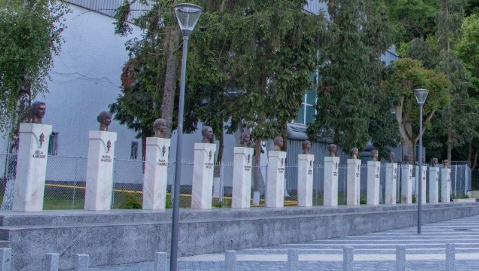 NEWS.ro: Consiliul Local Deva a aprobat amplasarea busturilor gimnastelor Sandra Izbaşa şi Cătălina Ponor şi a antrenorului Nicolae Forminte în Piaţa Cetăţii