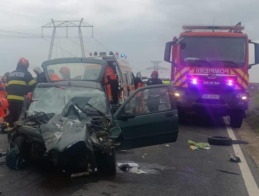 NEWS.ro: Constanţa: O persoană a murit şi alte trei au fost rănite în urma unui accident petrecut în zona Gura Dobrogei / Traficul rutier este blocat pe ambele sensuri