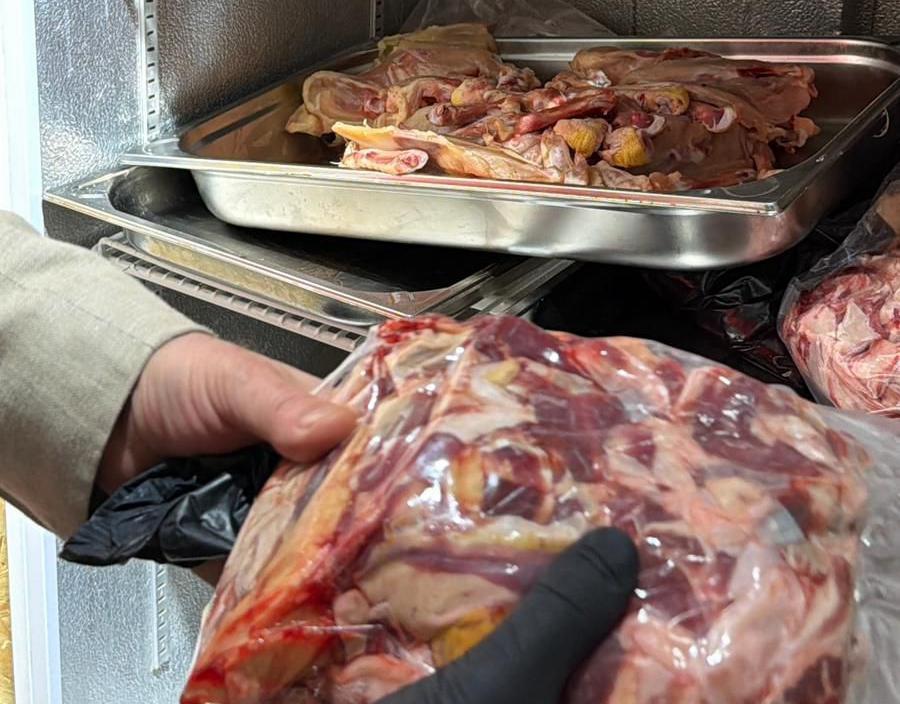 NEWS.ro: Constanţa: Restaurant din Ovidiu, închis temporar de Protecţia Consumatorilor pentru mai multe nereguli, printre care lipsa unor autorizaţii şi produse expirate / Reprezentanţii localului au încercat să împiedice acţiunea de control - FOTO