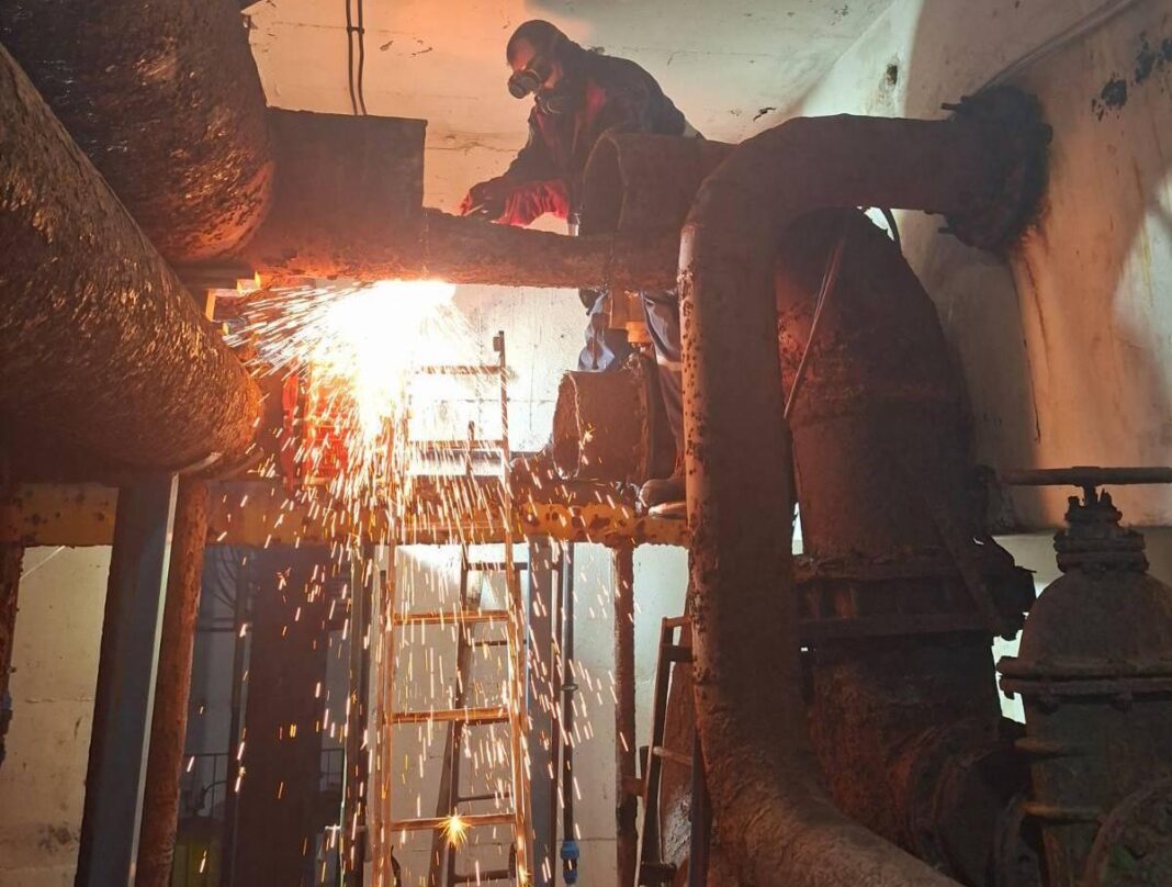 NEWS.ro: Criza apei din Curtea de Argeş - Continuă lucrările de reabilitare a Staţiei de Tratare: în această săptămână va începe montarea unor instalaţii şi a stratului filtrant/ Apa din reţea conţinea o bacterie periculoasă