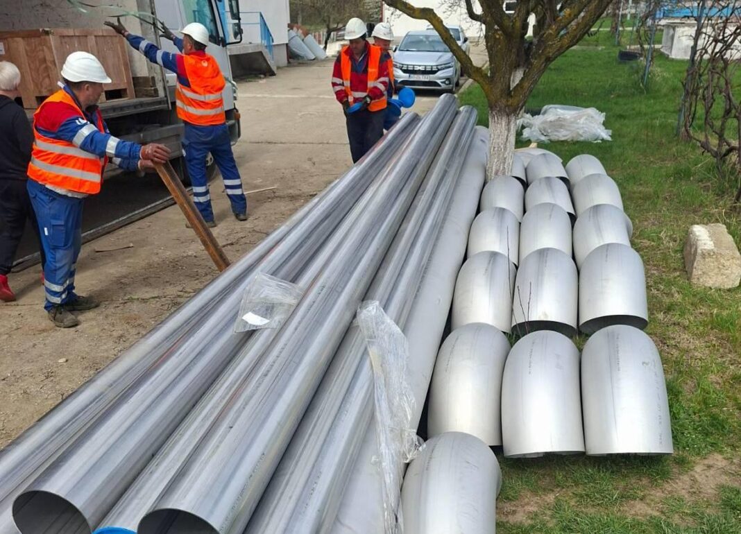 NEWS.ro: Criza apei din Curtea de Argeş - Echipele Veolia continuă lucrările de montare a unor instalaţii şi a stratului filtrant pentru reabilitarea Staţiei de Tratare a Apei Potabile/ Apa din reţea conţinea o bacterie periculoasă - FOTO