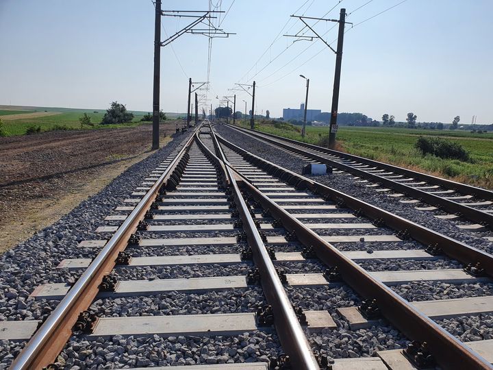 NEWS.ro: Dâmboviţa: Un tren în care se aflau 80 de persoane a lovit un autoturism. Şoferul a scăpat cu răni uşoare, niciun pasager nu este rănit
