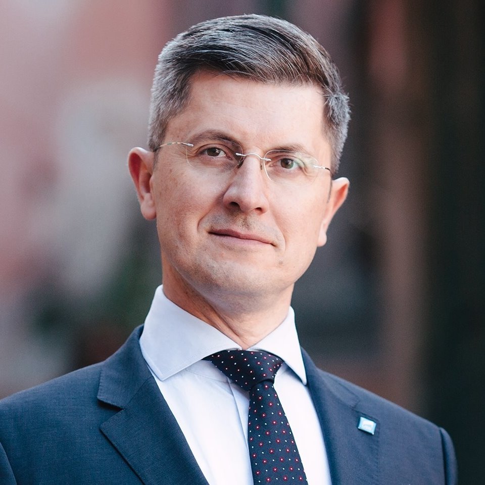 NEWS.ro: Dan Barna, europarlamentar USR, susţine că o soluţie ar fi ca şeful statului să ceară partidelor un moratoriu de câteva luni, fără moţiuni de cenzură, pentru a nu pune în pericol PNRR şi SAFE: Este una dintre variante, să continue guvernarea minoritară