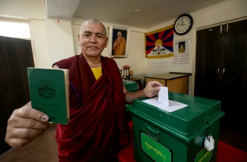 NEWS.ro: Diaspora tibetană îşi alege Parlamentul, în al doilea tur, în 27 de ţări, dar nu şi în China, un vot condamnat de către Brijing. Rezultatul urmează să fie anunţat la 13 mai. Sikyong-ul Guvernului, Penpa Tsering, ales în al doilea mandat cu 61% dintre votu