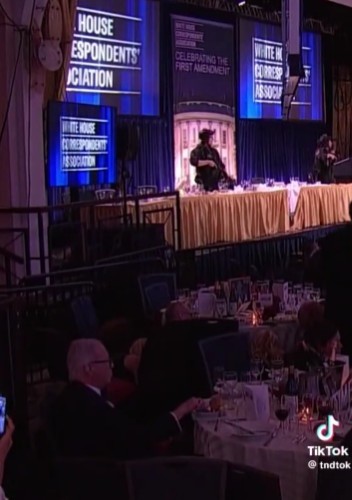 NEWS.ro: Dineul corespondenţilor de la Washington. „Salad Man”, invitatul imperturbabil care a continuat să mănânce în ciuda focurilor de armă, a devenit o vedetă - VIDEO