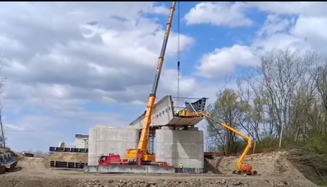 NEWS.ro: Direcţia Regională de Drumuri şi Poduri Iaşi anunţă că stadiul fizic al lucrărilor la Podul de la Ungheni a ajuns la 45 la sută. Lucrările ar urma să fie finalizate în această toamnă