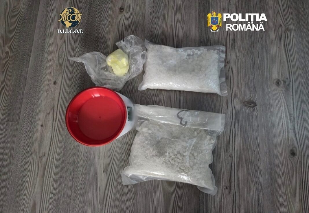 NEWS.ro: Doi bărbaţi, arestaţi pentru trafic de droguri de mare risc. Drogurile, vândute pe raza judeţului Cluj. Unul dintre suspecţi e anchetat şi în alt dosar - FOTO