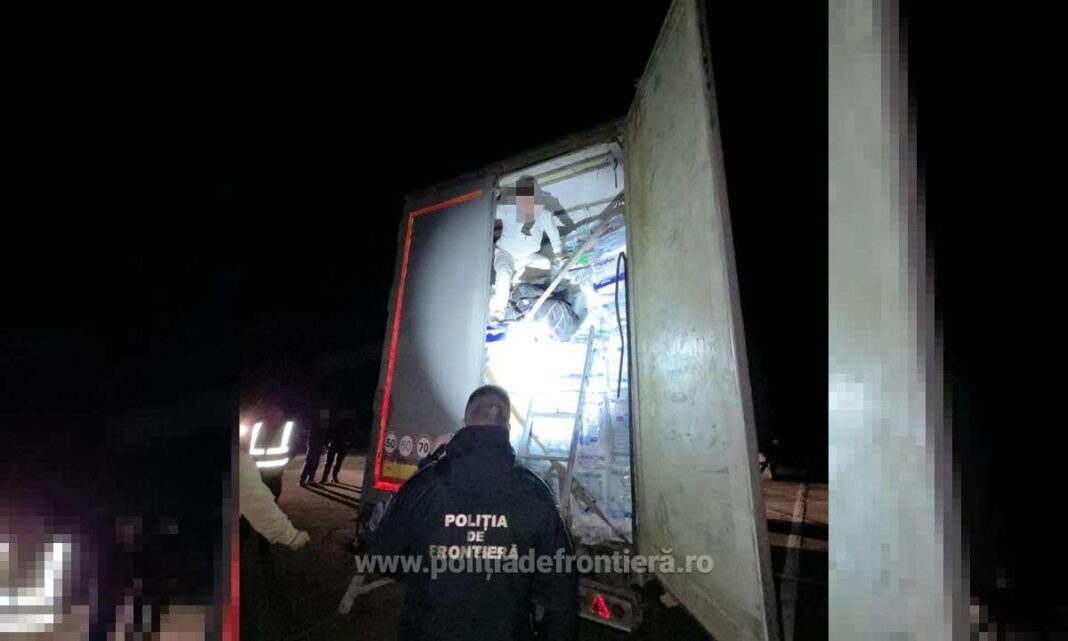 NEWS.ro: Doi cetăţeni turci, care au încercat să intre ilegal în România, descoperiţi la punctul de trecere a frontierei de la Giurgiu. Cei doi erau ascunşi în remorca unui camion - FOTO