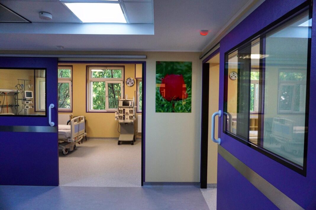 NEWS.ro: Doi vârstnici au ajuns la Spitalul Judeţean Bistriţa, după ce s-ar fi accidentat pe o scară rulantă din oraş / Bărbatul a suferit un stop cardio-respirator, fiind intubat / Anchetă a Poliţiei