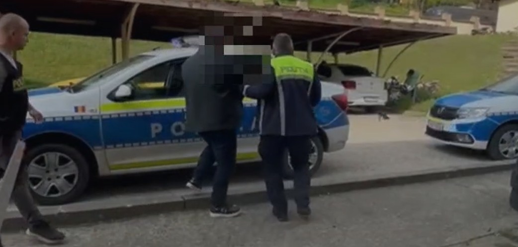 NEWS.ro: Dolj: Bărbat reţinut după ce a condus fără permis, nu a oprit maşina la semnalul poliţiştilor şi a fugit în curtea locuinţei tatălui său/ Fratele său, care a încercat să îi împiedice pe poliţişti să îl prindă, ameninţându-i şi lovindu-i, reţinut şi el