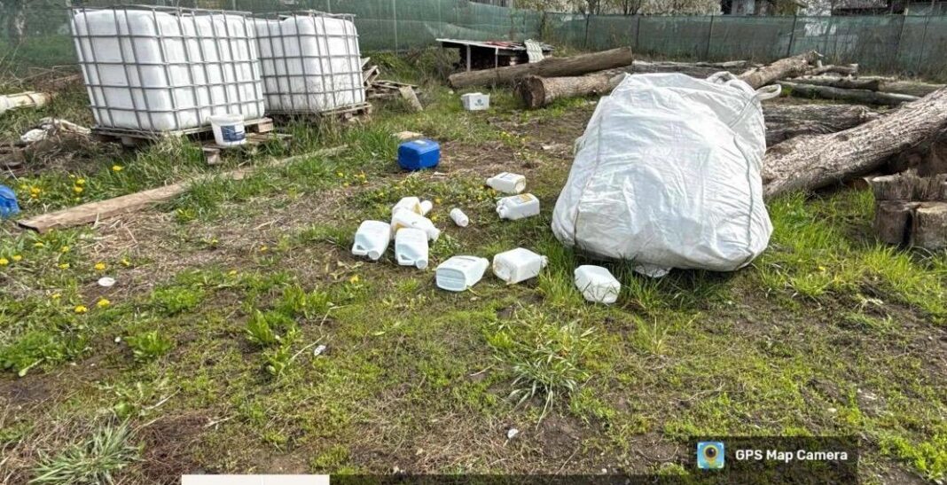 NEWS.ro: Dosar penal şi amendă de 15.000 de lei, după ce în gospodăria unui bărbat din judeţul Suceava s-au găsit cantităţi mari de de îngrăşăminte chimice depozitate necorespunzător – FOTO