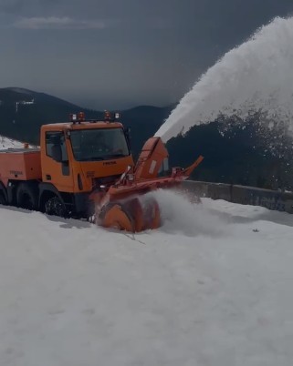 NEWS.ro: Drumarii lucrează intens pentru deszăpezirea Transalpina, pe sectorul cuprins între Rânca şi Obârşia Lotrului – VIDEO