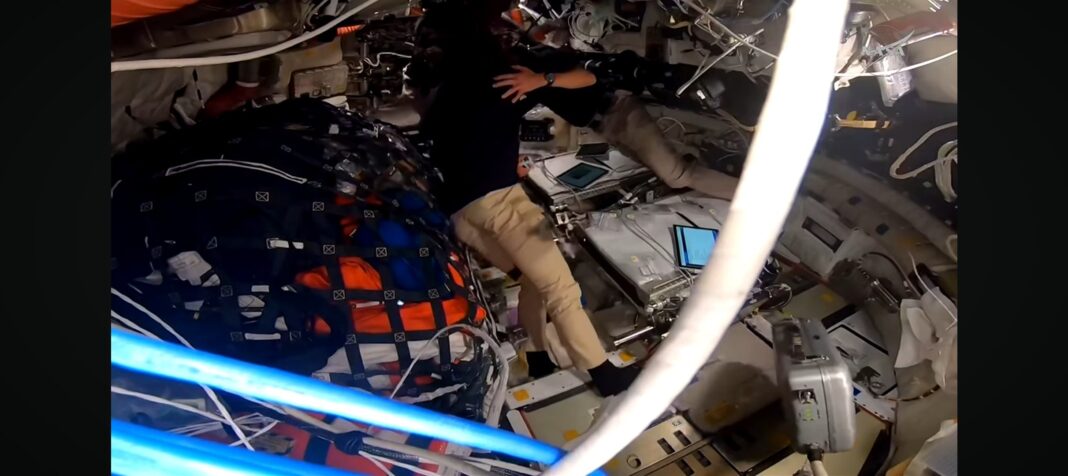 NEWS.ro: Echipajul misiunii Artemis 2 a botezat un crater de pe Lună „Carroll” în onoarea soţiei decedate a comandantului misiunii - VIDEO