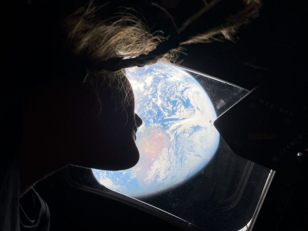 NEWS.ro: Echipajul misiunii Artemis II a doborât recordul stabilit de misiunea Apollo 13 privind cea mai mare distanţă parcursă de oameni faţă de Pământ /  Astronauţii au început acum călătoria de întoarcere acasă