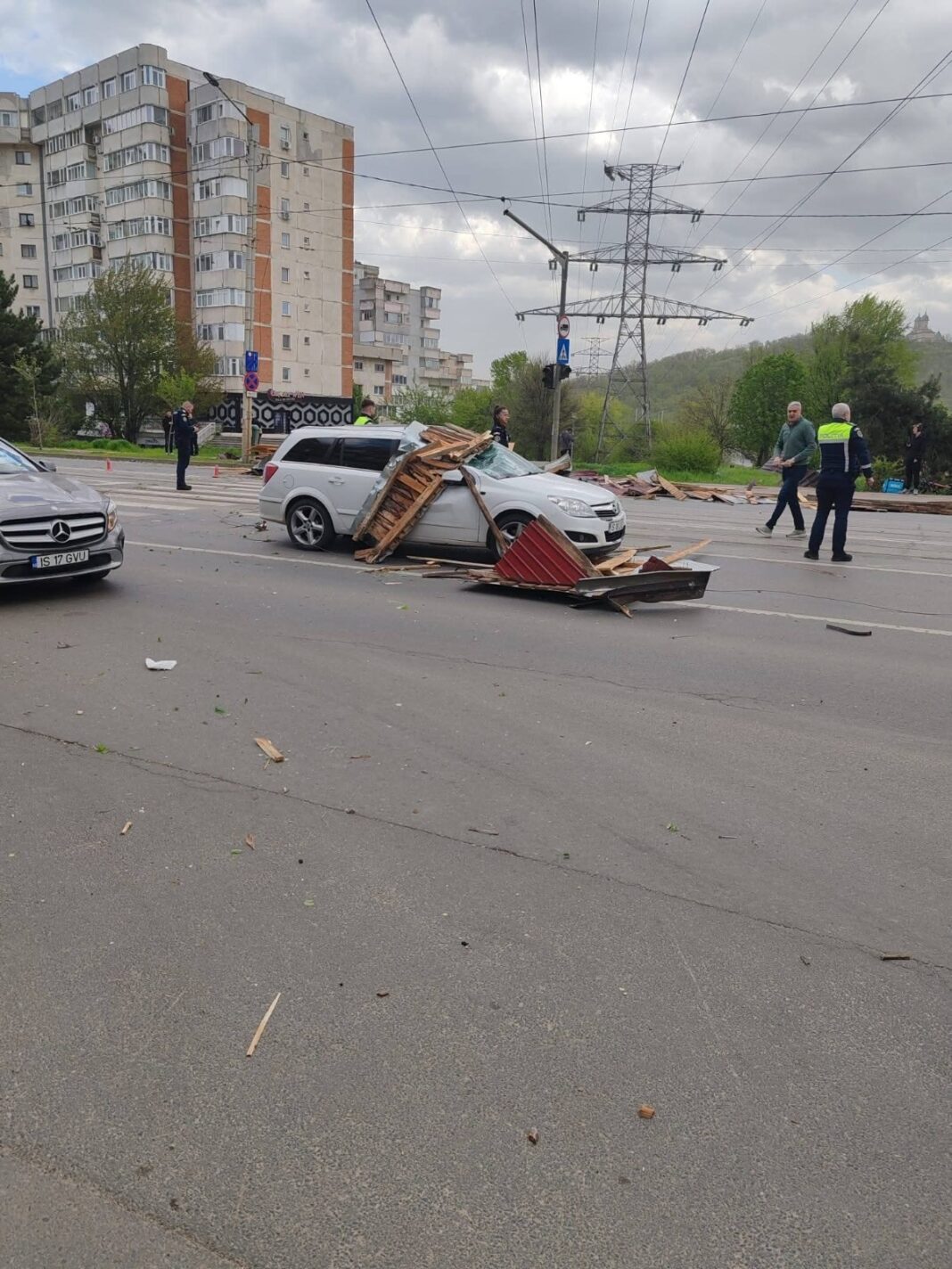 NEWS.ro: Efectele vântului puternic în judeţul Iaşi: acoperişuri smulse, copaci căzuţi, mai multe persoane fiind rănite