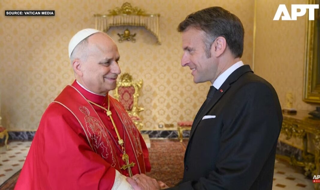 NEWS.ro: Emmanuel Macron i-a oferit Papei un tricou al echipei naţionale de baschet a Franţei, cu autograf