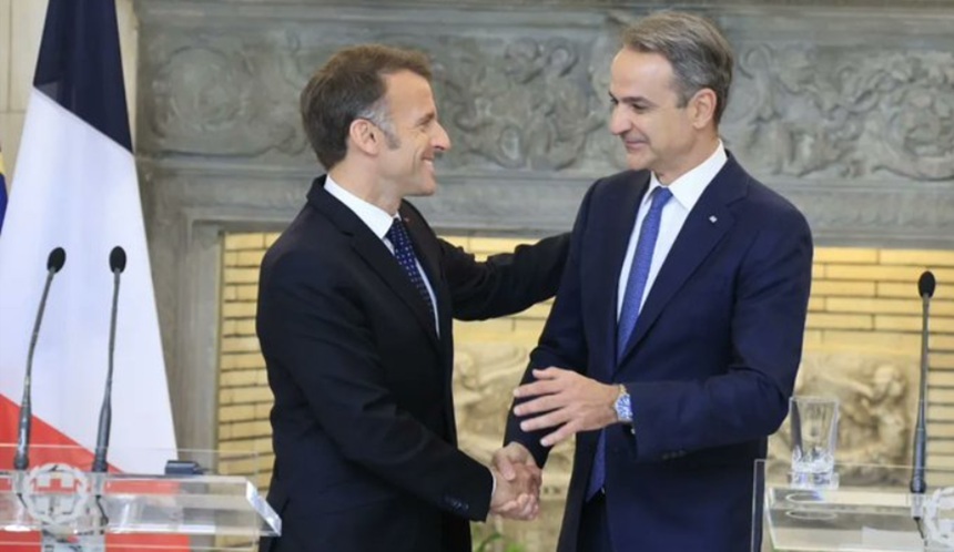 NEWS.ro: Emmanuel Macron laudă, la Atena, clauza asistenţei reciproce a UE în caz de atac, Articolul 42.7. ”Este beton”, este ”mai puternic decât Articolul 5 al Tratatului NATO”, pus sub semnul întrebării de către Trump