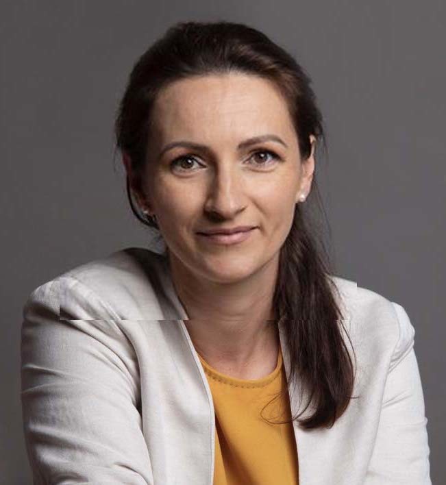 NEWS.ro: Eveniment News.ro – Alina Cişmaş: Sustenabilitatea, pentru compania Ursus, are la bază şase piloni, inclusiv emisii, apă, ambalaje, materii prime. Folosim energie verde, avem ambalaje cu conţinut ridicat de material reciclat