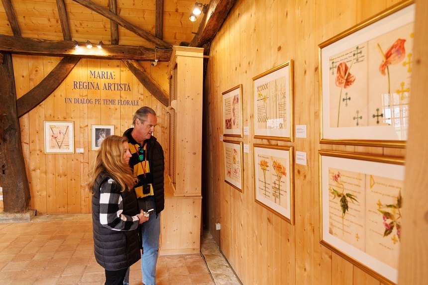 NEWS.ro: Expoziţia „Maria: Regina artistă. Un dialog pe teme florale”, deschisă la Casa Regelui Charles din Viscri - FOTO
