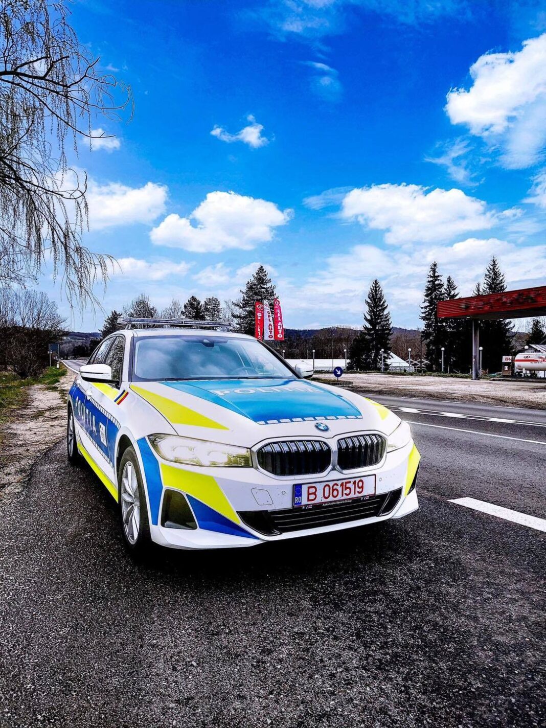 NEWS.ro: Femeie găsită de poliţişti în stare gravă, într-un spaţiu comercial din Haţeg / Există suspiciunea că ar fi fost violată / Un bărbat de 62 de ani, recalcitrant la sosirea echipajelor de Poliţie, dus la audieri / Anchetă pentru a se stabili ce s-a întâmpla