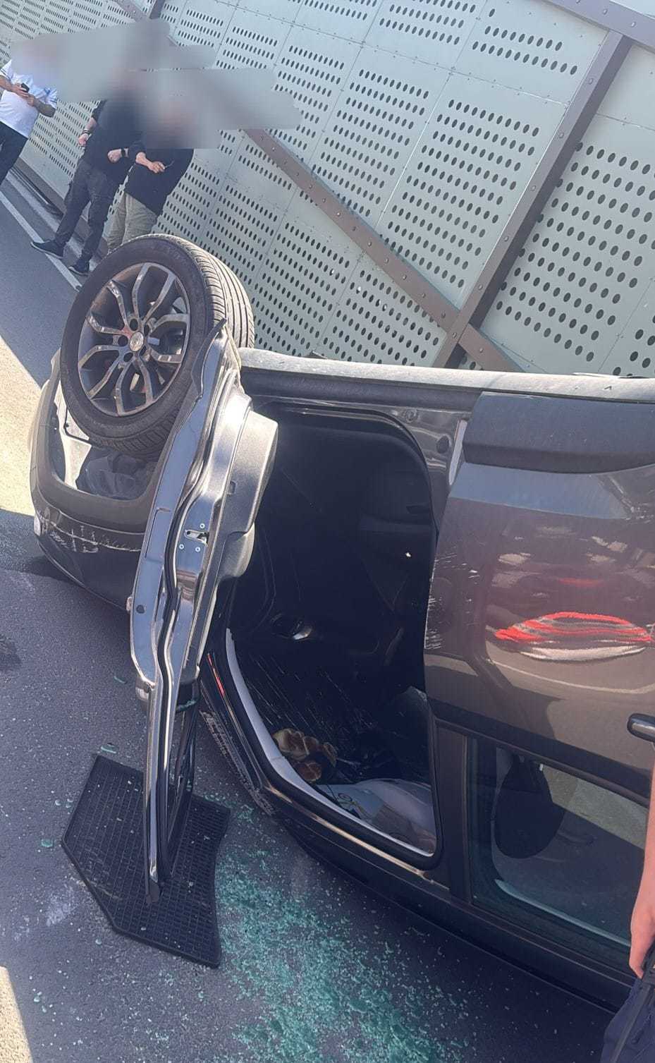 NEWS.ro: Femeie rănită în parcarea unui centru comercial din Piteşti, după ce un autoturism a lovit un parapete din beton şi un indicator, după care s-a răsturnat / La volanul maşinii se afla un bărbat de 70 de ani - VIDEO