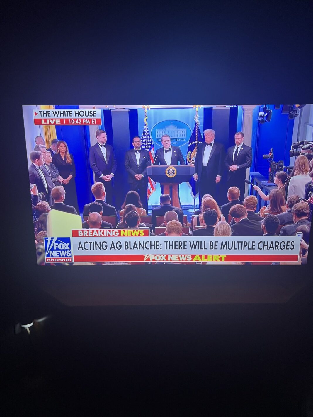 NEWS.ro: Focuri de armă la dineul corespondenţilor de la Casa Albă  - Trump spune că incidentul  a fost o „experienţă destul de traumatizantă” pentru Prima Doamnă. El cere americanilor să „rezolvăm diferenţele”