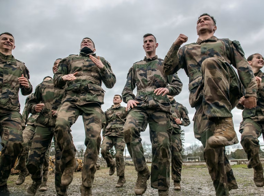 NEWS.ro: Forţele terestre franceze au primit 2.300 de cereri de de la tineri pentru cele 1.800 de locuri în cadrul serviciului naţional lansat de Macron