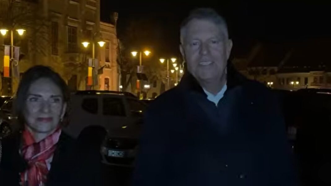 NEWS.ro: Fostul preşedinte Klaus Iohannis şi soţia sa, la slujba de Înviere, la Sibiu: Vă doresc tuturor Sărbători Pascale binecuvântate şi Florii frumoase - FOTO, VIDEO