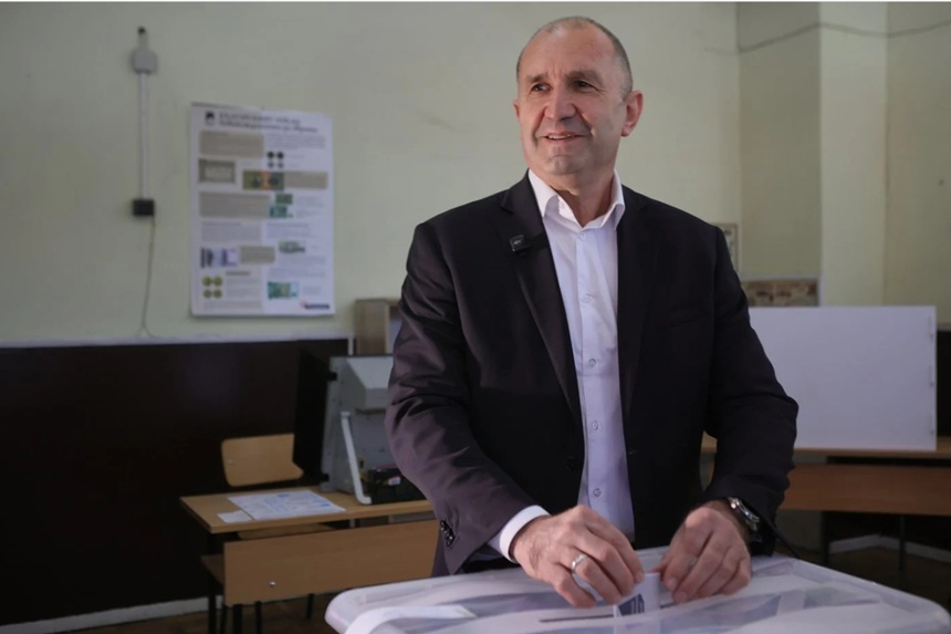 NEWS.ro: Fostul preşedinte Rumen Radev, viitorul premier bulgar, obţine o majoritate absolută în Parlament. Partidele Vîzrajdane de extremă dreapta şi MRF al minorităţii turce şi rome intră în Legislativ