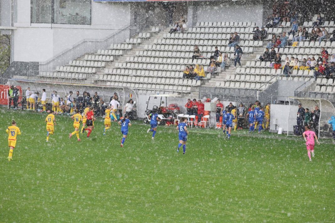 NEWS.ro: Fotbal feminin: România a învins Cipru, scor 3-0, şi s-a calificat în prima rundă a barajului pentru Campionatul Mondial / Meciul a fost întrerupt mai bine de două ore din cauza unei furtuni cu grindină