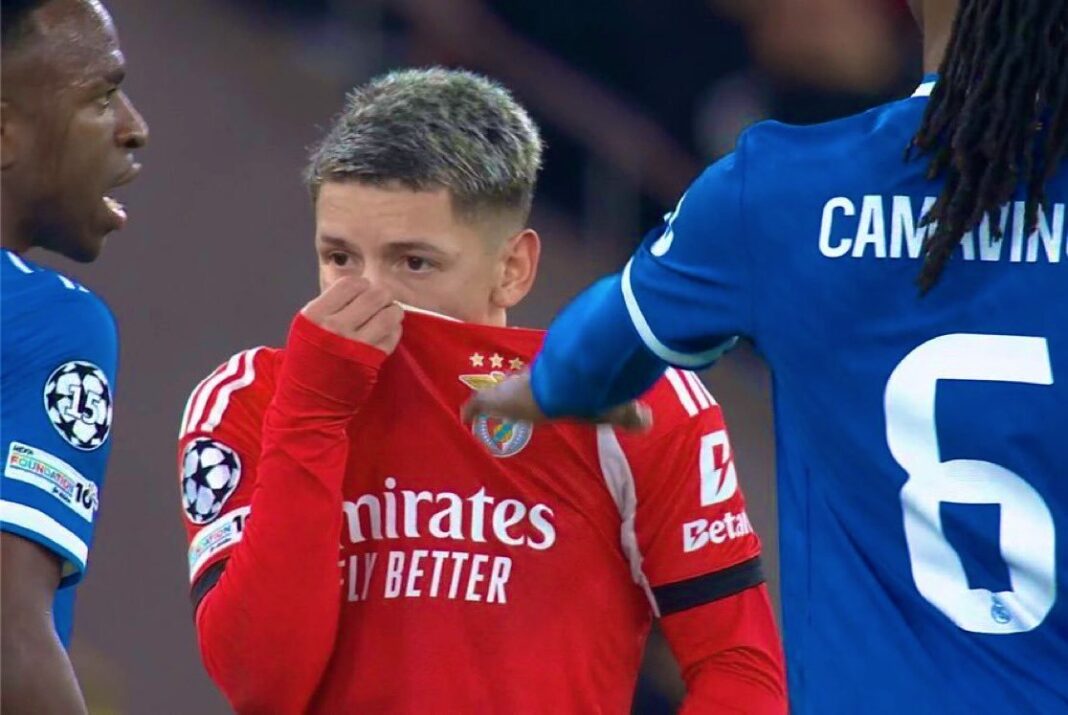 NEWS.ro: Fotbal: IFAB aprobă acordarea cartonaşelor roşii pentru jucătorii care îşi acoperă gura când vorbesc cu adversarii în timpul meciurilor