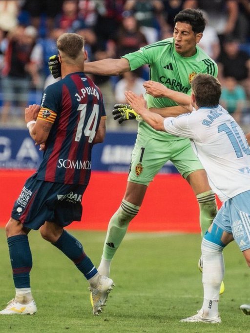 NEWS.ro: Fotbal: Portarul echipei Zaragoza, suspendat 13 meciuri după ce a lovit un adversar