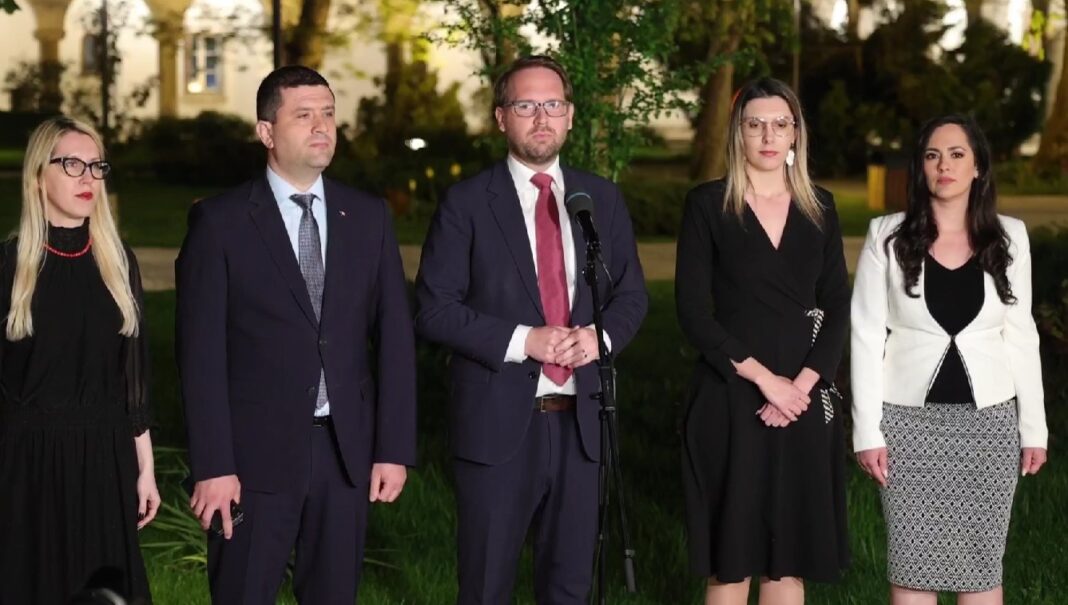 NEWS.ro: Fritz: Discuţia cu preşedintele, ”cu destul de multe îngrijorări”/ Un PSD care şantajează constant cu o majoritate pararelă cu partidul extremist AUR, dacă merge atât de departe încât să voteze o moţiune de cenzură, nu va mai putea să fie un partener