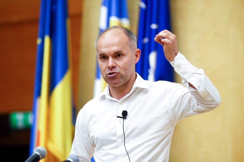 NEWS.ro: Funeriu, după ce a comparat manuale de ştiinţe din România, Franţa şi cele aferente curriculumului Cambridge: Avem manuale ale căror pagini par concepute pentru imprimat pe tricouri, nu pentru înţeles în clasă / Apel către ministrul Educaţiei