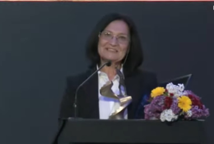 NEWS.ro: Gala News.ro - Directoarea şcolii Dor Mărunt din Călăraşi: Ştiţi ce înseamnă progresul copilului de la nota 4 la nota 5? Câtă satisfacţie de la 5 la 6, de la 6 la 7. E uşor să obţii progresul de la 9 la 10