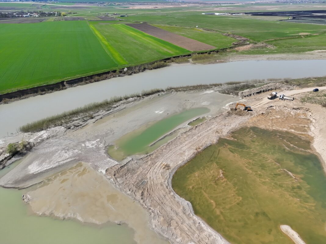 NEWS.ro: Garda de Mediu Bacău, zboruri regulate de recunoaştere cu drona pentru monitorizarea judeţului - Operator economic care desfăşoară activităţi de extracţie a pietrişului şi nisipului, amendat cu 40.000 de lei / Problemele constatate