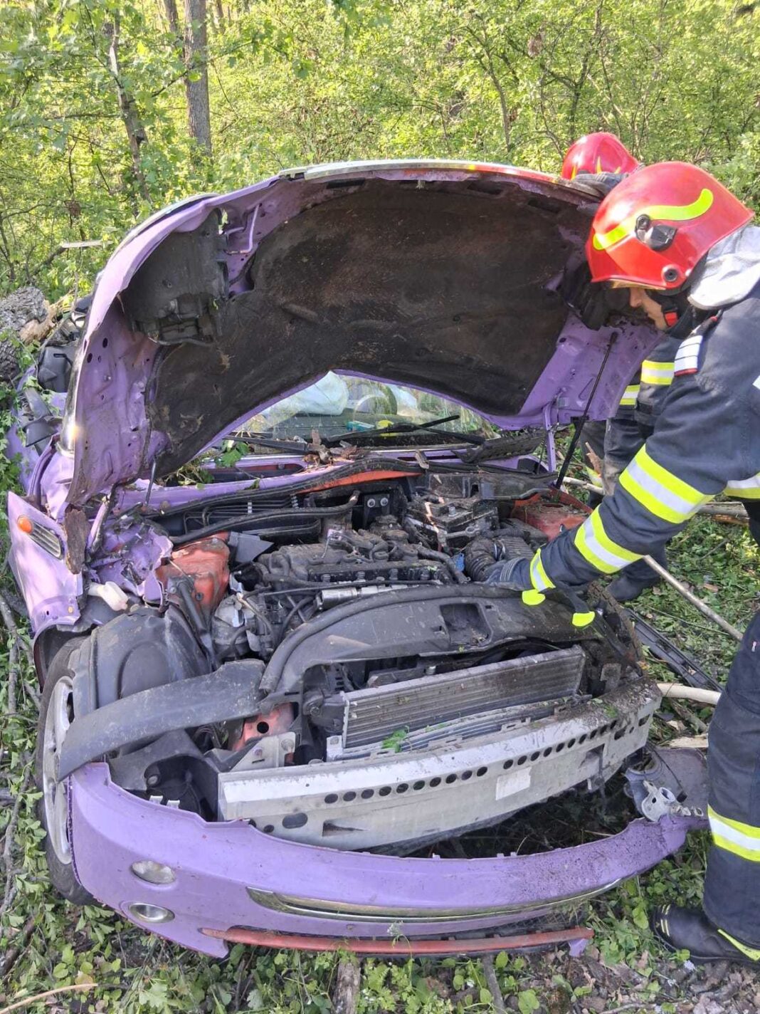 NEWS.ro: Giurgiu: Tânără de 18 ani, moartă după ce maşina în care se afla a derapat şi a ieşit de pe şosea. La volan se afla o şoferiţă începătoare, care a scăpat cu viaţă