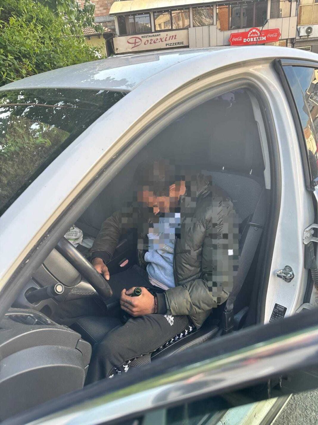 NEWS.ro: Gorj: Un bărbat a adormit în maşina pe care voia să o jefuiască / A fost văzut de o femeie, care a sunat la 112 / Bărbatul avea montată o brăţară de monitorizare, fiind sub control judiciar tot pentru furt din autoturisme