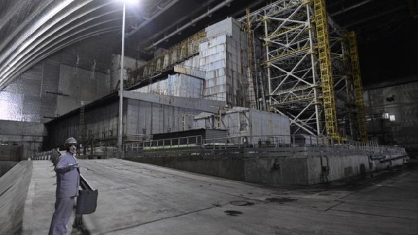 NEWS.ro: Greenpeace avertizează într-un raport cu privire la riscul ”catastrofal” al unei surpări a incintei interne de izolare a Centrai Nucleare avariate de la Cernobîl. O demontare a elementelor stabile ale incintei interne este necesară pentru a se evita o sur