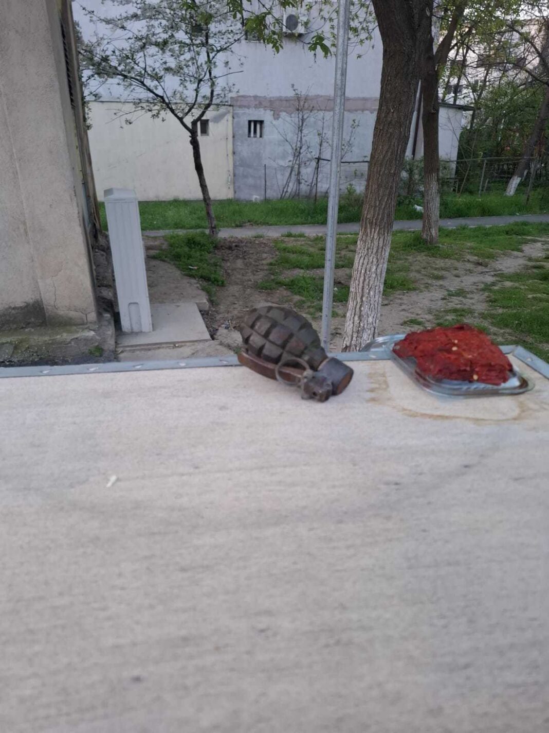 NEWS.ro: Grenadă din Al Doilea Război Mondial, descoperită pe bulevardul Siderurgiştilor din Galaţi - FOTO