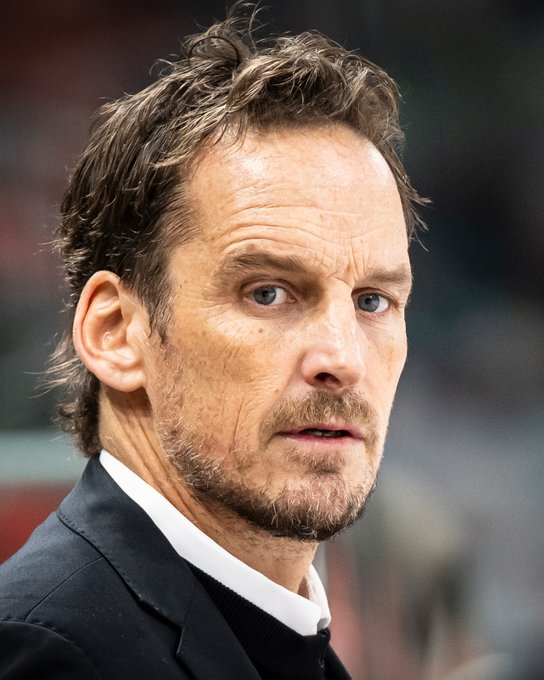 NEWS.ro: Hochei pe gheaţă: Antrenorul Elveţiei a minţit în legătură cu certificatul de vaccinare Covid şi a fost demis