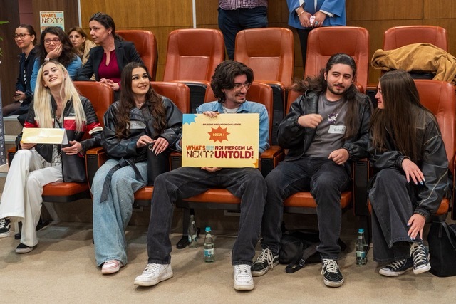 NEWS.ro: Idee inedită a studenţilor la Facultatea de Jurnalism şi Ştiinţele Comunicării: reciclarea aparatelor vechi, promovată pe baza superstiţiilor - FOTO