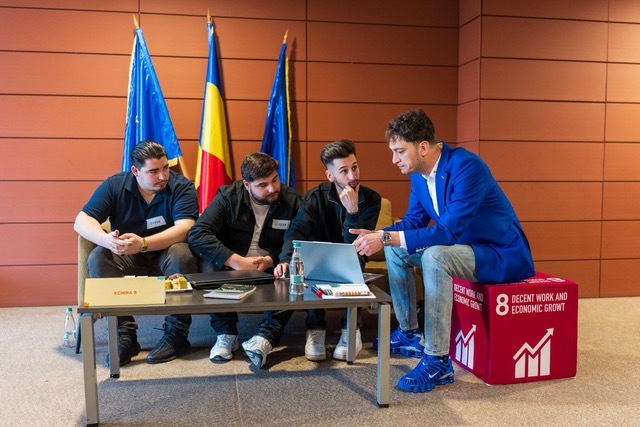 NEWS.ro: Idee inedită a studenţilor la Facultatea de Jurnalism şi Ştiinţele Comunicării: reciclarea aparatelor vechi, promovată pe baza superstiţiilor