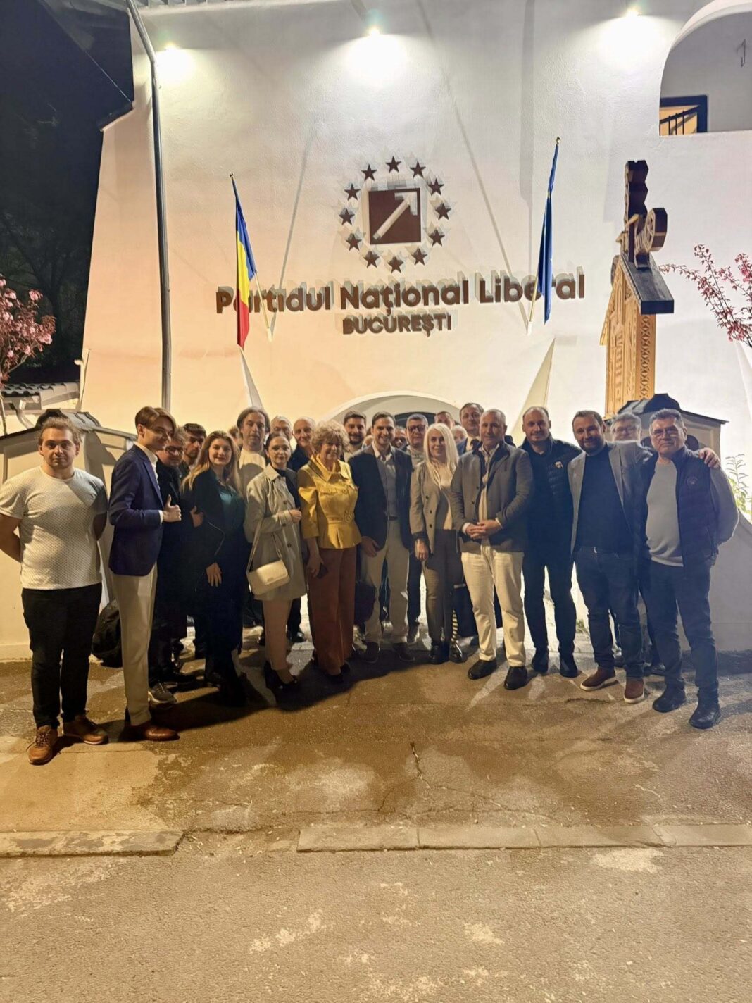 NEWS.ro: Ilie Bolojan, apariţie neanunţată la reuniunea de Paşti a PNL Bucuresti/ Sebastian Burduja: Ne-a vorbit despre faptul că politica adevărată se face cu spatele drept, nu cu capul plecat/ Nu spune ce vrei să auzi, spune adevărul şi face ceea ce spune - FOTO