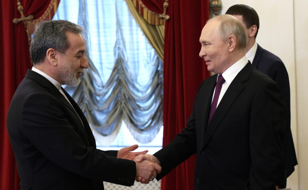 NEWS.ro: În timp ce şeful diplomaţiei iraniene s-a dus la Putin, Trump a discutat cu echipa sa de securitate naţională despre o nouă propunere privind Iranul, anunţă Casa Albă. CNN: SUA şi Iranul nu au poziţii chiar atât de divergente pe cât pare