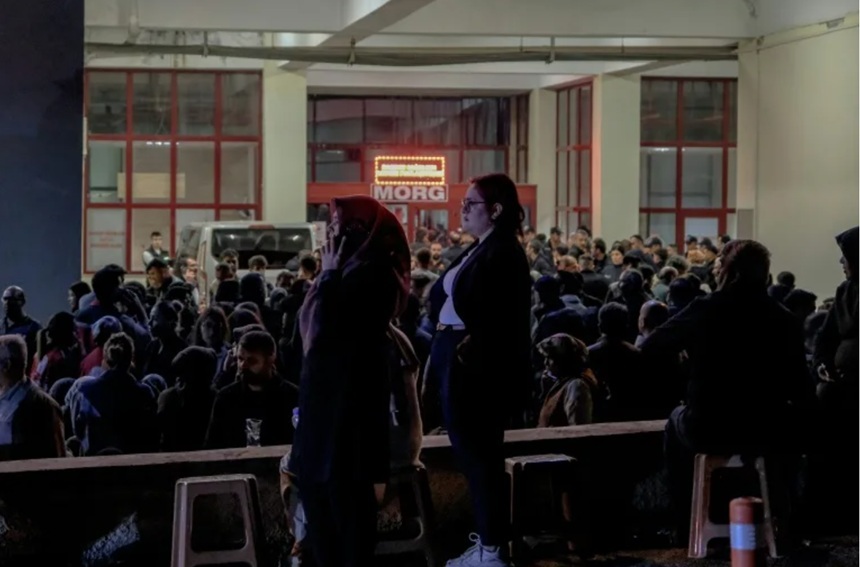 NEWS.ro: În total 162 de persoane arestate şi peste 1.000 de conturi pe reţele de socializare blocate, în urma celor două atacuri armate în şcoli, în Turcia. Zeci de profesori manifestează la sediul Ministerul Educaţiei, la Ankara, şi îndeamnă la o grevă de două z