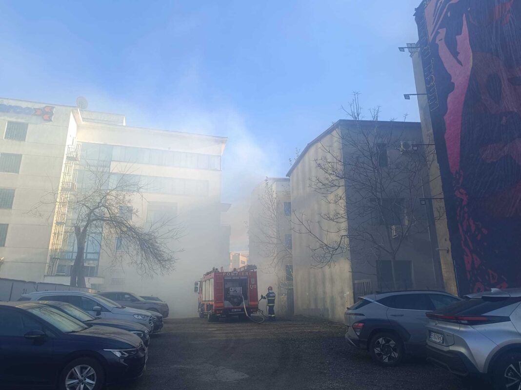 NEWS.ro: Incendiu cu degajări mari de fum, pe bulevardul Iancu de Hunedoara din Capitală - FOTO